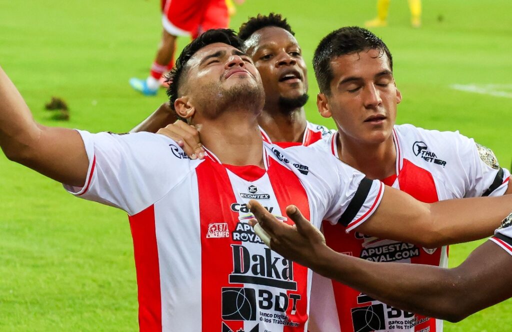 Estudiantes dio cátedra en su recinto para quedarse con el Clásico Andino